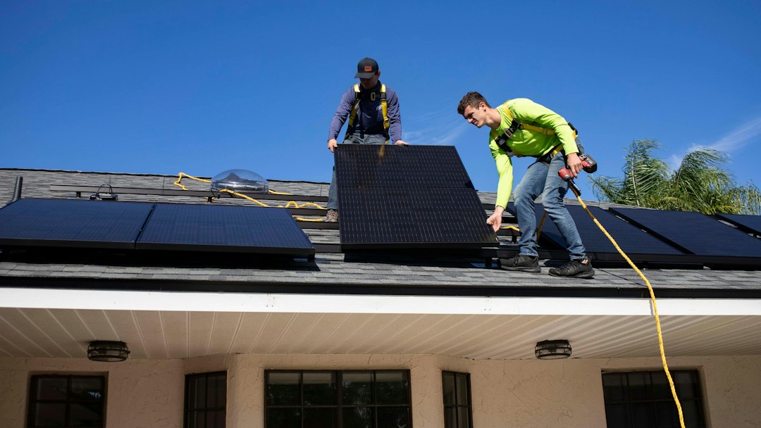 Équipe technique en intervention photovoltaïque
