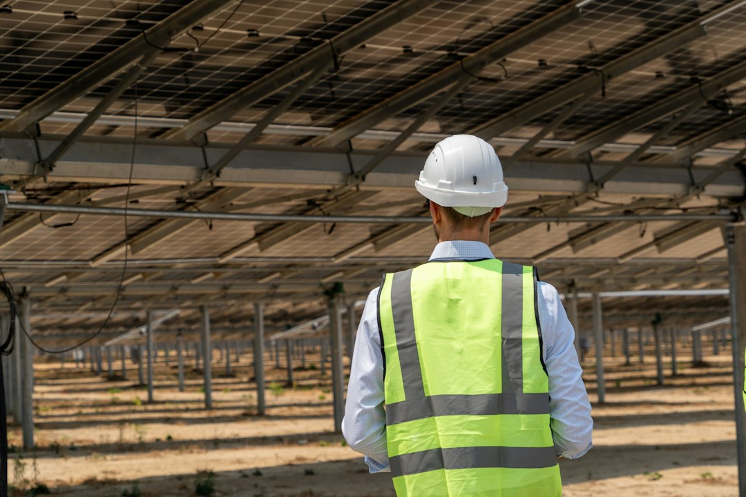 Ingénieur inspectant une centrale solaire