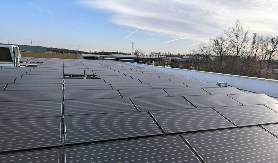 Centrale solaire commerciale sur toiture industrielle