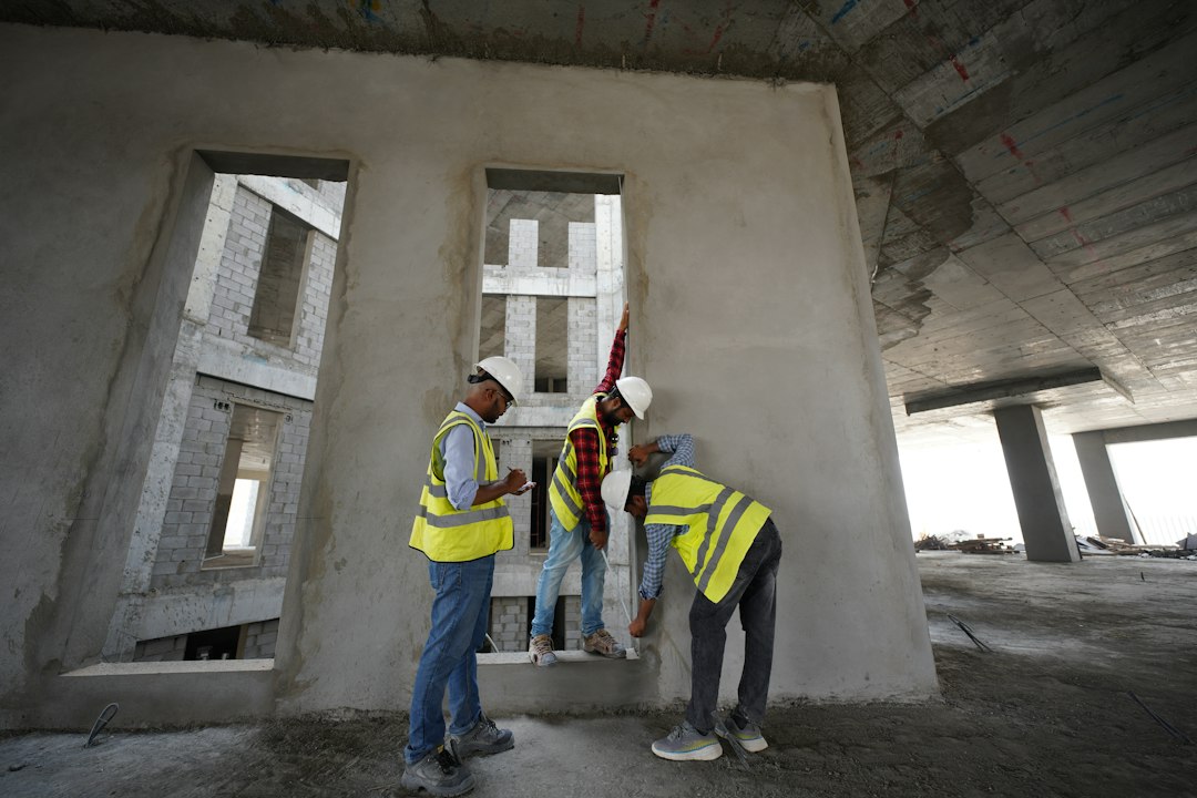 Équipe d'ingénieurs sur chantier BTP