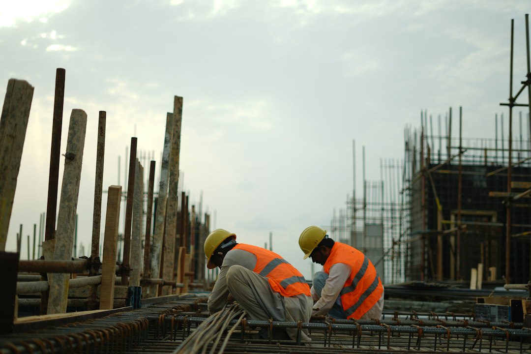 Ouvriers qualifiés en action sur bâtiment